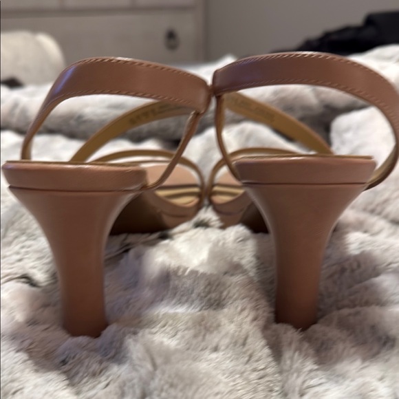 Naturalizer Tan Heels Sleek Design Versatile Style - Picture 2 of 8